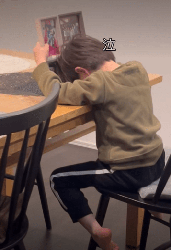 お姉さんの写真を見つめる弟さん③（@shion0612さんより提供）