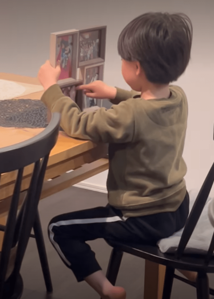 お姉さんの写真を見つめる弟さん②（@shion0612さんより提供）