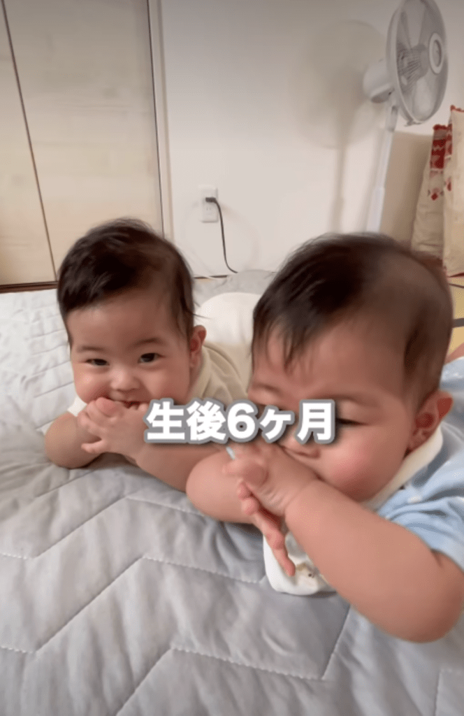 双子の成長記録④（＠3boys.twins24_beby05さんより提供）
