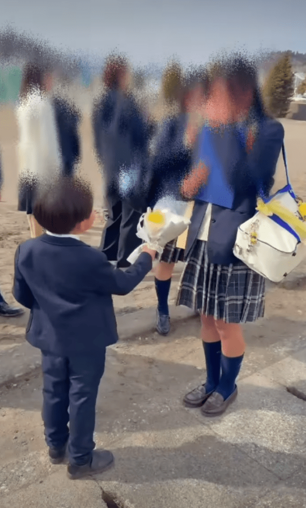 花束をサプライズ②（＠ichin_gramさんより提供）