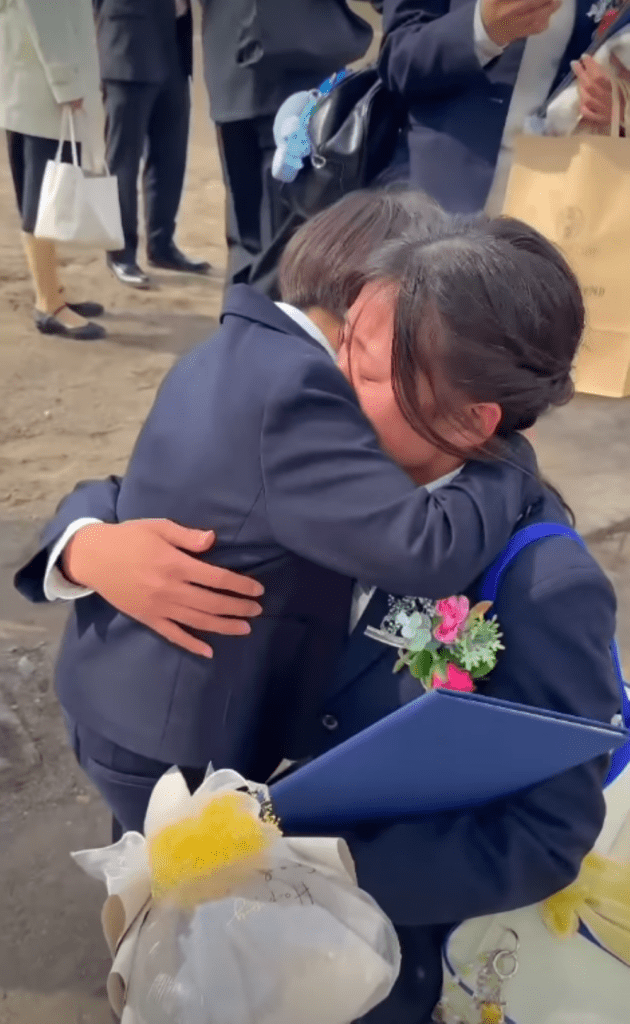 涙を流す2人①（＠ichin_gramさんより提供）