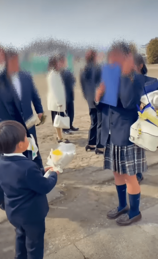 花束をサプライズ①（＠ichin_gramさんより提供）