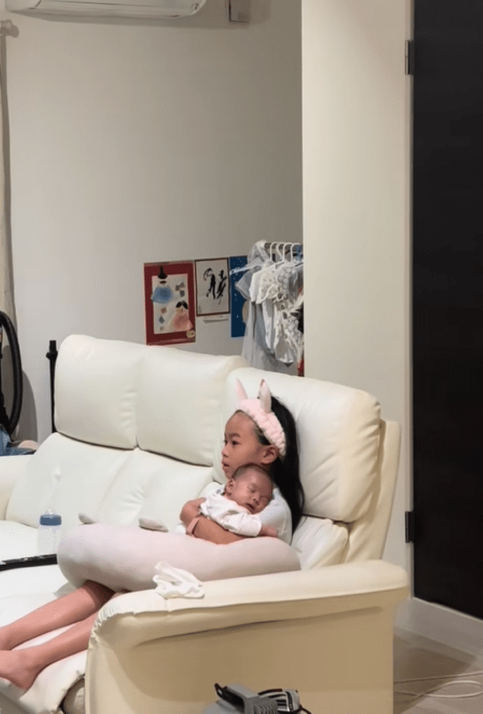 抱っこタイム①（＠kmmy38913さんより提供）