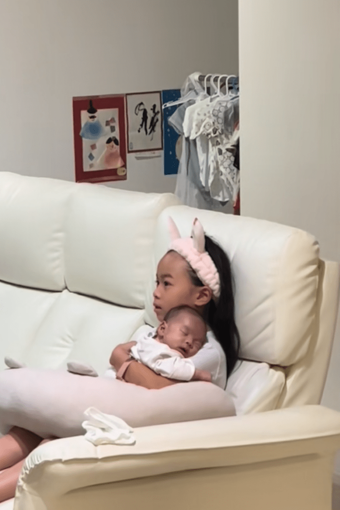 抱っこタイム②（＠kmmy38913さんより提供）