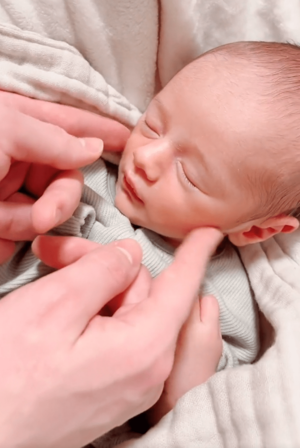助産師さんから「人形かと思った」と言われた赤ちゃん。→2年後の姿に「見たことないくらいイケメン」「美少年」「ビジュ良すぎ」