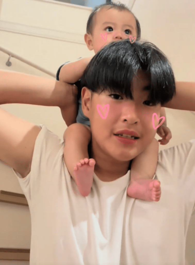 年の差兄弟⑤（@sayaka38aoさんより提供）