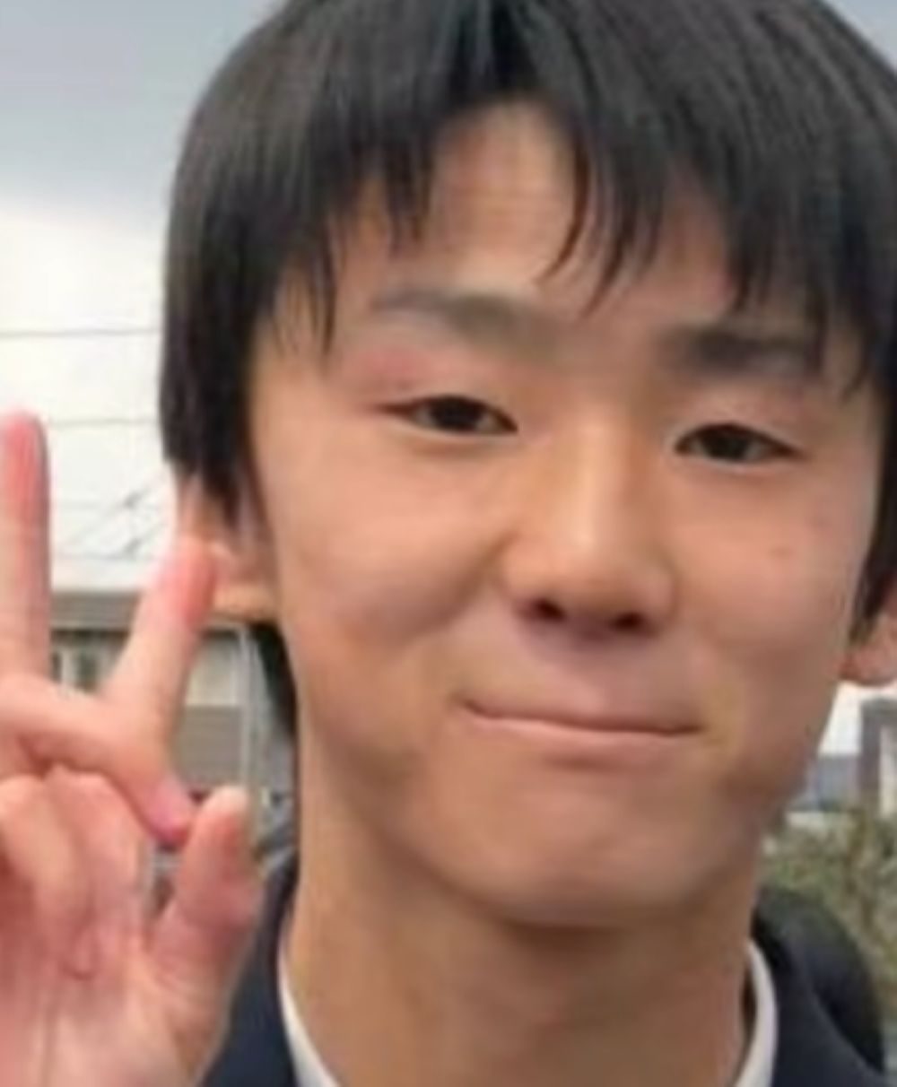 切れ長一重の15歳の男性。→しかし6年後…まさかの姿に「何があったｗｗ」「アイドルすぎる」「イケメンになっててすごい」