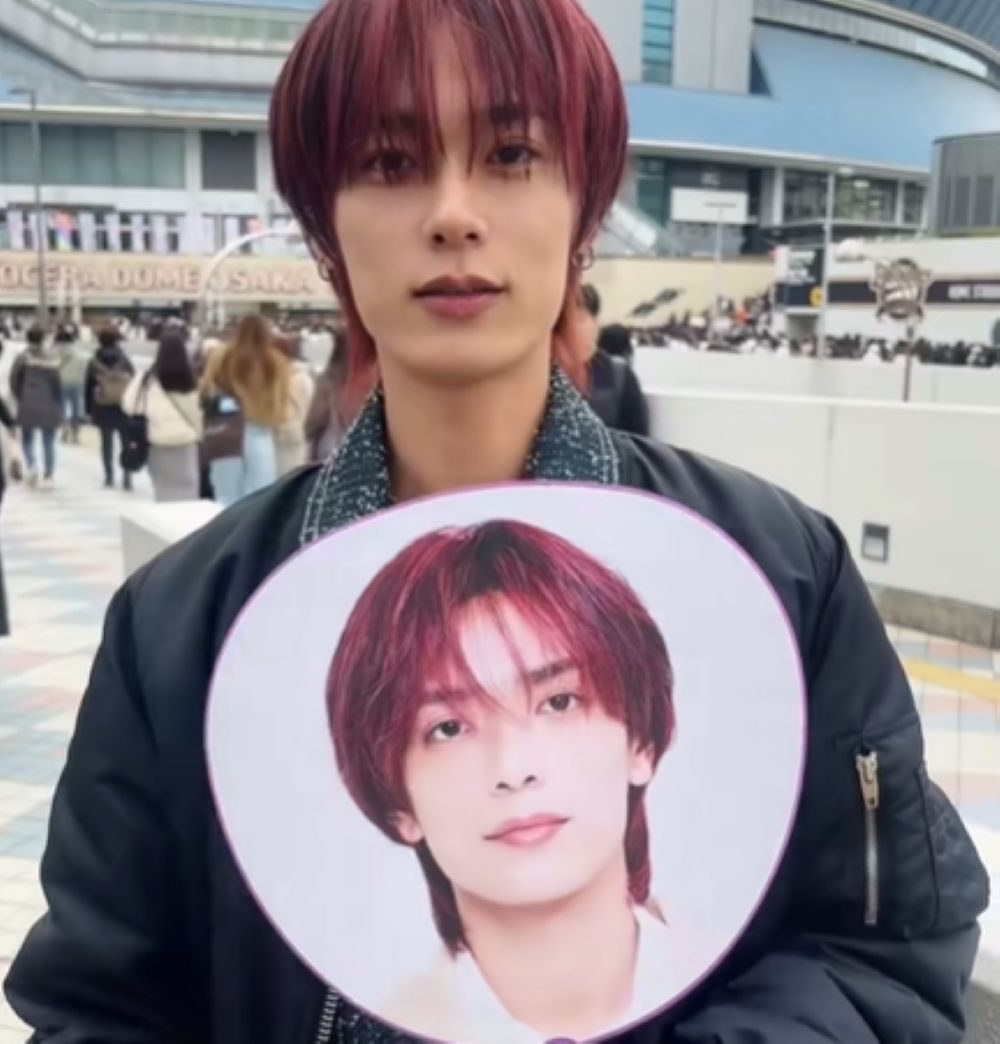 ジャニーズのうちわを持つ男性。あまりにも“似ている姿”に「すべてが一緒」「めっちゃ似てる」「イケメンすぎます」