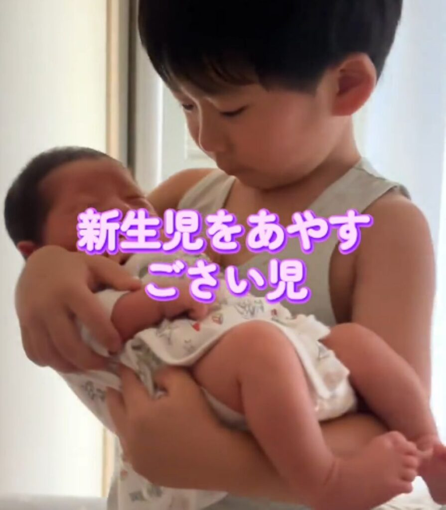 弟くんをあやすお兄ちゃん①（＠yuria_0000さんより提供）