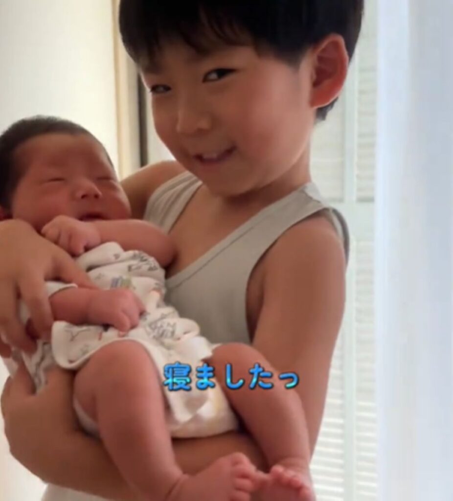 弟くんをあやすお兄ちゃん②（＠yuria_0000さんより提供）