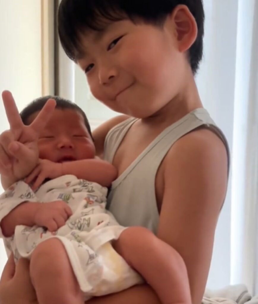 弟くんをあやすお兄ちゃん④（＠yuria_0000さんより提供）