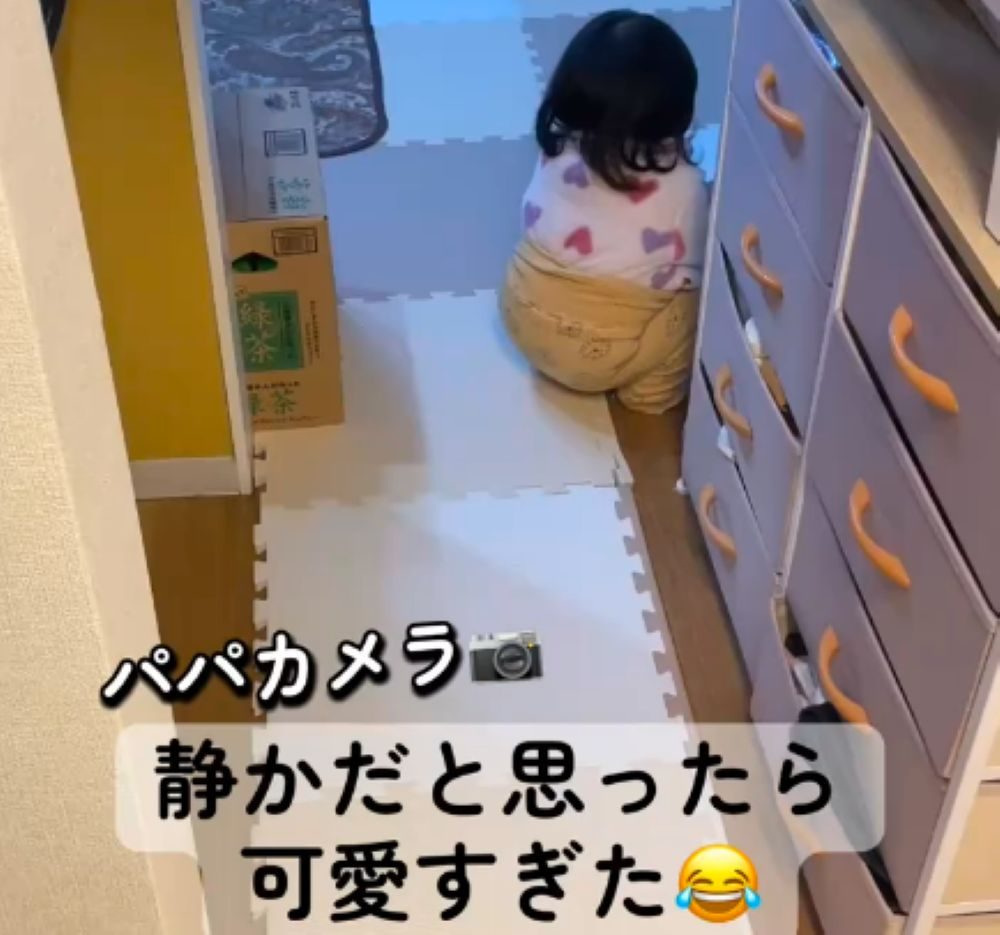 パパが料理中…静かにしていると思った娘　しかしよく見てみると…！「こりゃたまらん」「思わず笑ってしまいした」