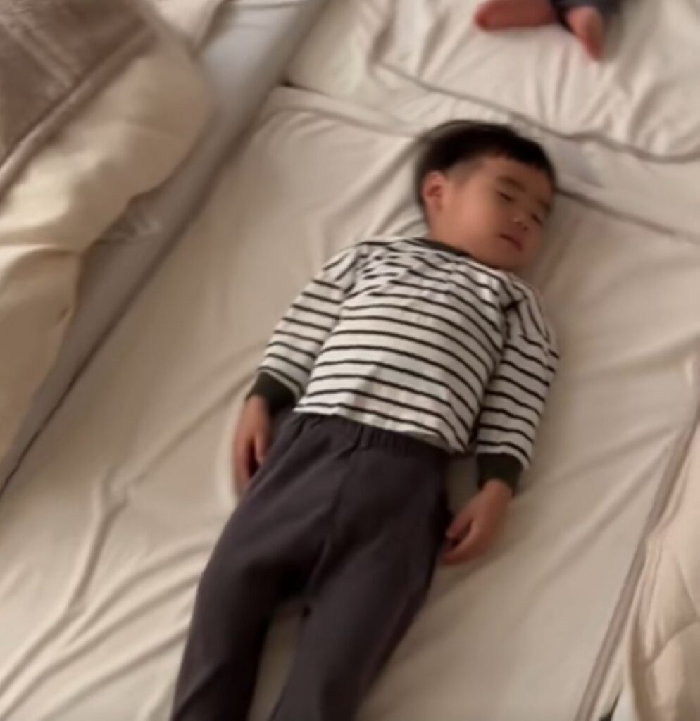 姿勢良く寝る双子のお子さんたち②（＠fukutoku_channelさんより提供）