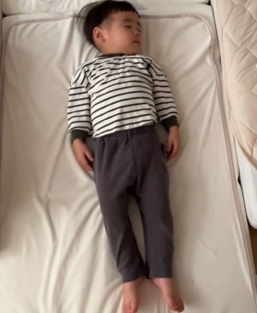 姿勢良く寝る双子のお子さんたち③（＠fukutoku_channelさんより提供）