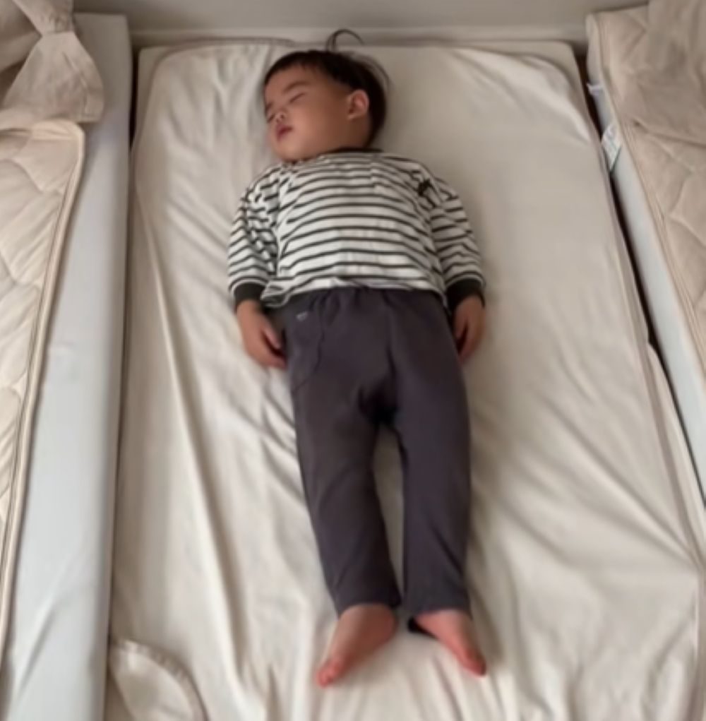 姿勢良く寝る双子のお子さんたち④（＠fukutoku_channelさんより提供）