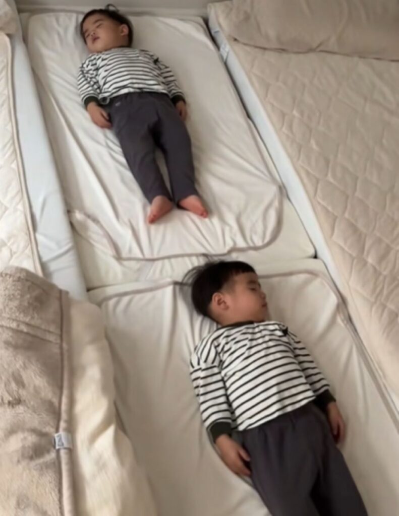 姿勢良く寝る双子のお子さんたち⑤（＠fukutoku_channelさんより提供）