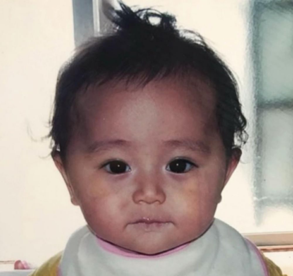 生まれた瞬間から「ぱっちりおめめ」が印象的な赤ちゃん。→それから20年、現在の姿に…「美人すぎる…！」「めっちゃモテそう」「可愛い…！」