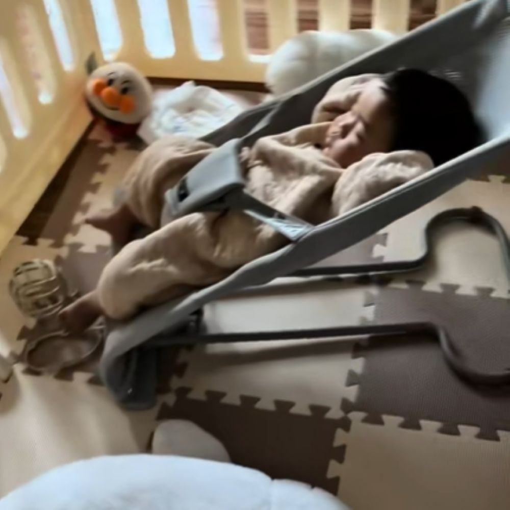 息子さんの寝方①（＠hayasan954さんより提供）