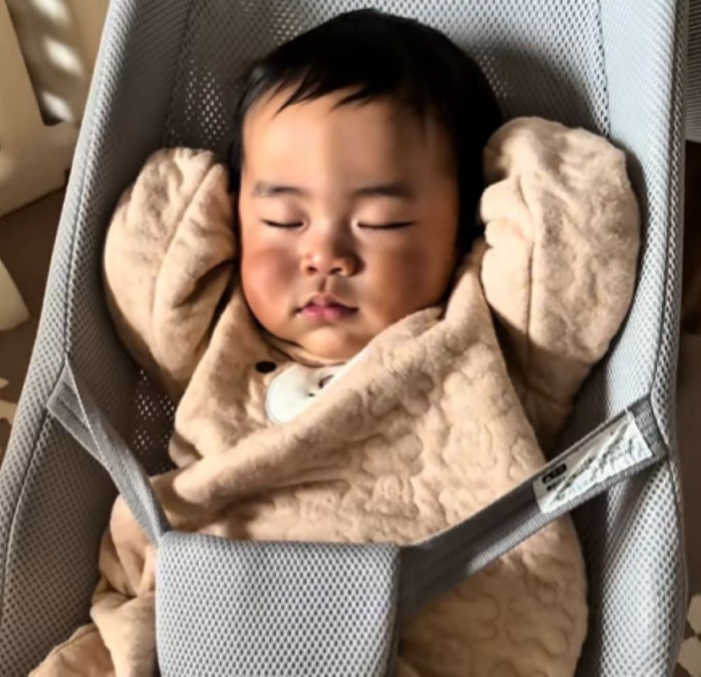 息子さんの寝方④（＠hayasan954さんより提供）