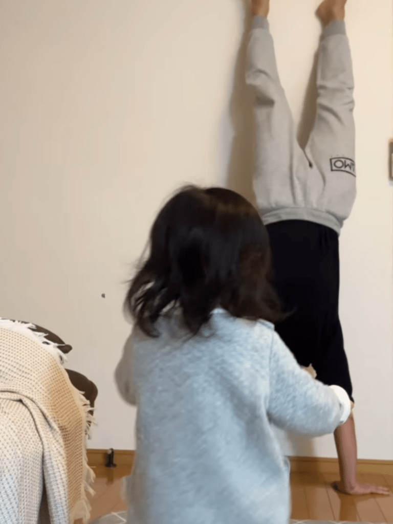 逆さまのパパさんを助ける娘さん①（@rrry.14さんより提供）