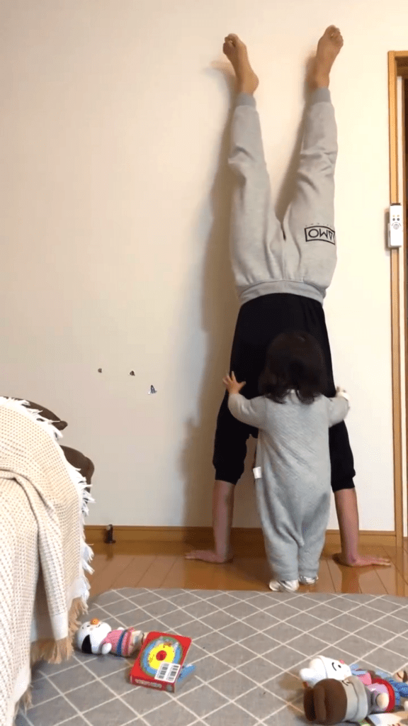 逆さまのパパさんを助ける娘さん②（@rrry.14さんより提供）