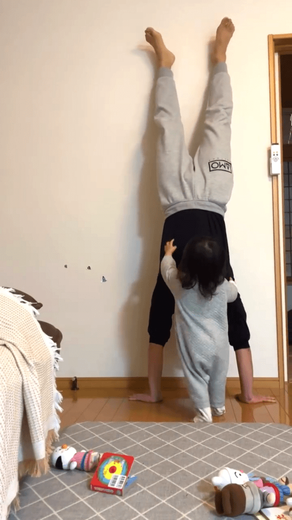 逆さまのパパさんを助ける娘さん③（@rrry.14さんより提供）