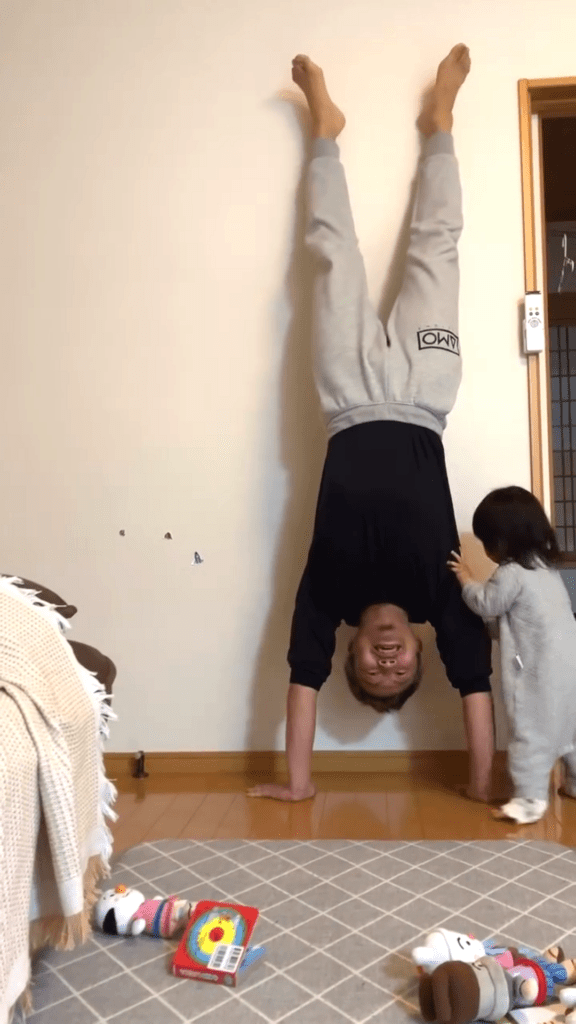 逆さまのパパさんを助ける娘さん④（@rrry.14さんより提供）