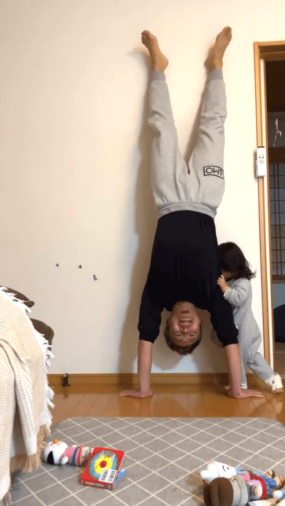 逆さまのパパさんを助ける娘さん⑤（@rrry.14さんより提供）