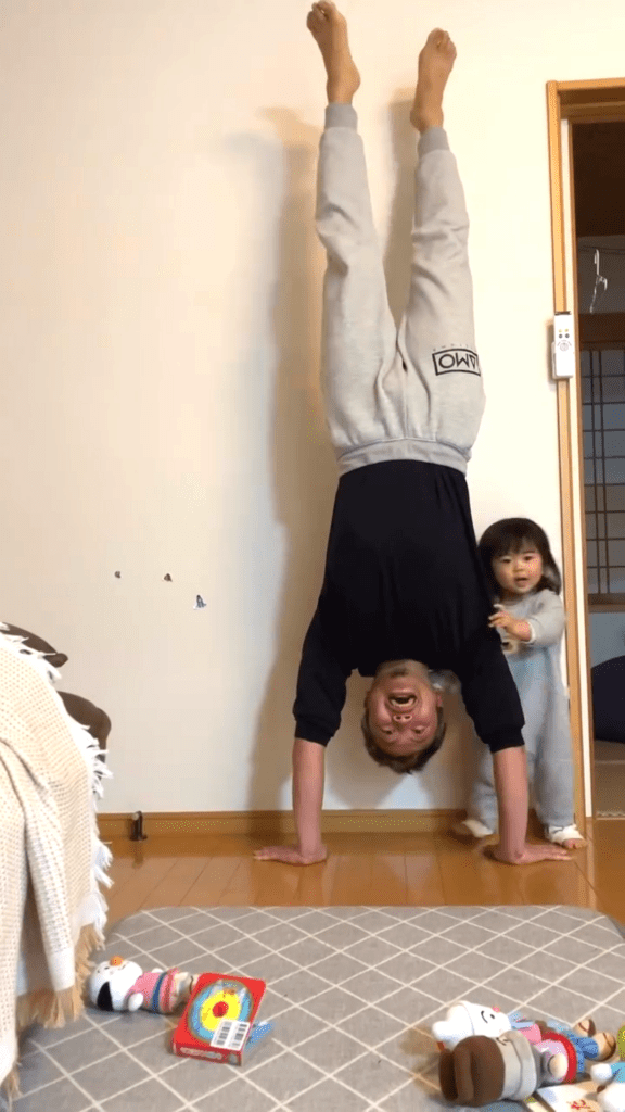 逆さまのパパさんを助ける娘さん⑥（@rrry.14さんより提供）