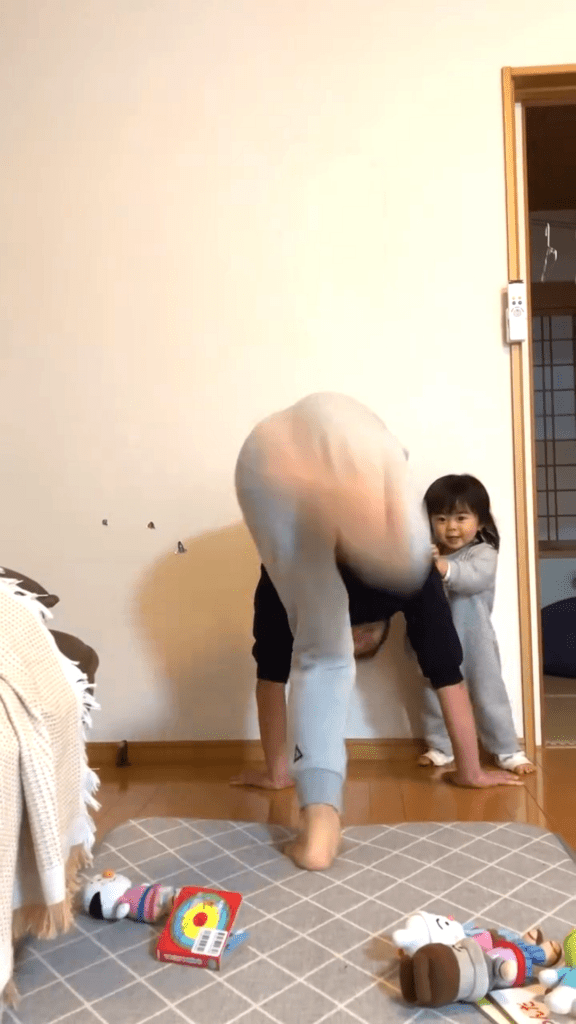 逆さまのパパさんを助ける娘さん⑦（@rrry.14さんより提供）