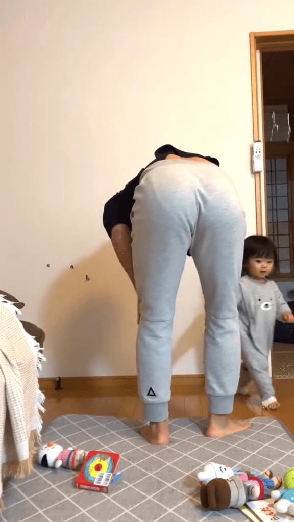 逆さまのパパさんを助ける娘さん⑧（@rrry.14さんより提供）