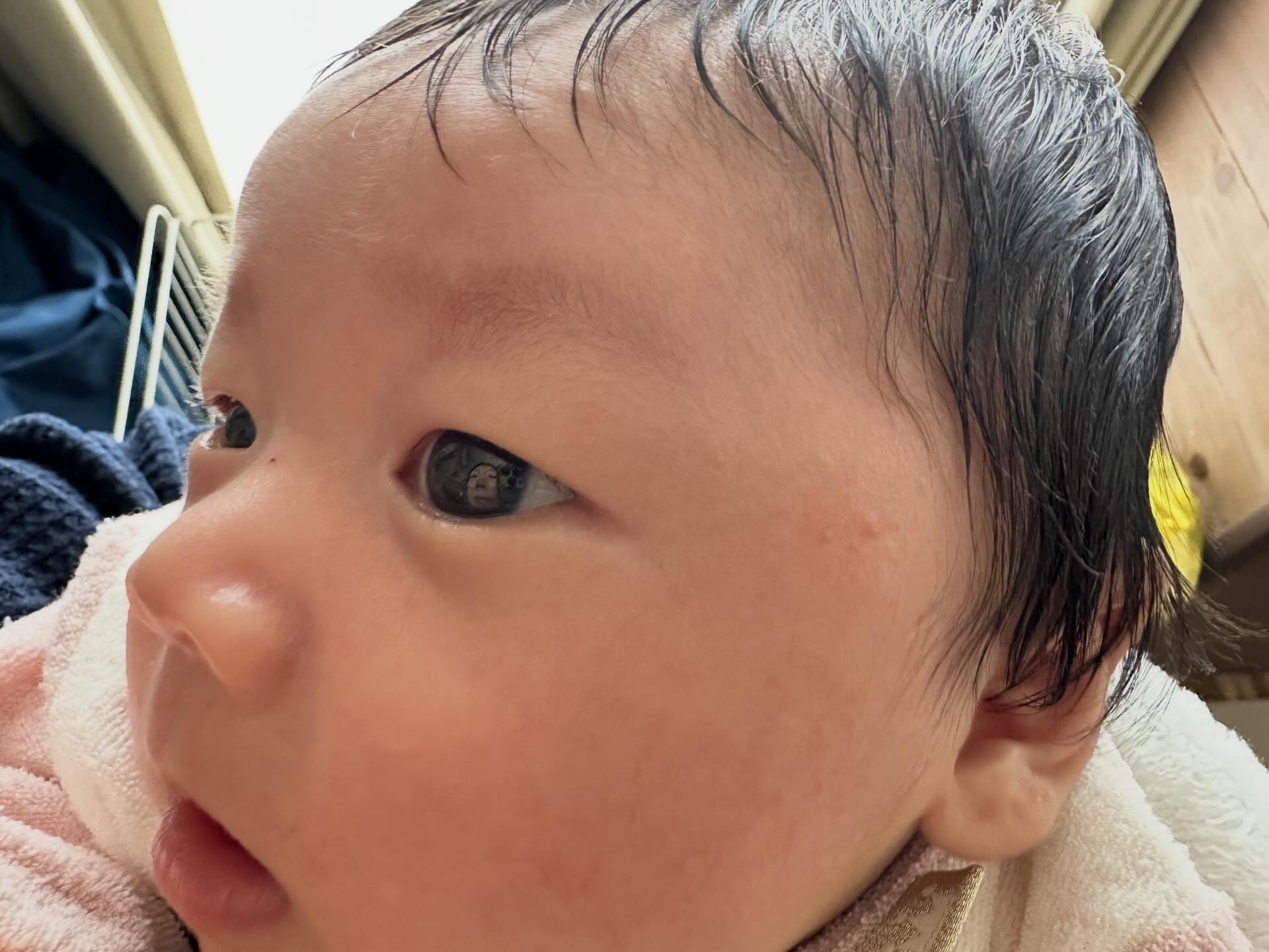 生後1ヶ月の息子を見つめていた母。息子の瞳をよく見ると…「深淵を見つめるとき…」「拡大しちゃいました」「見ちゃった！w」