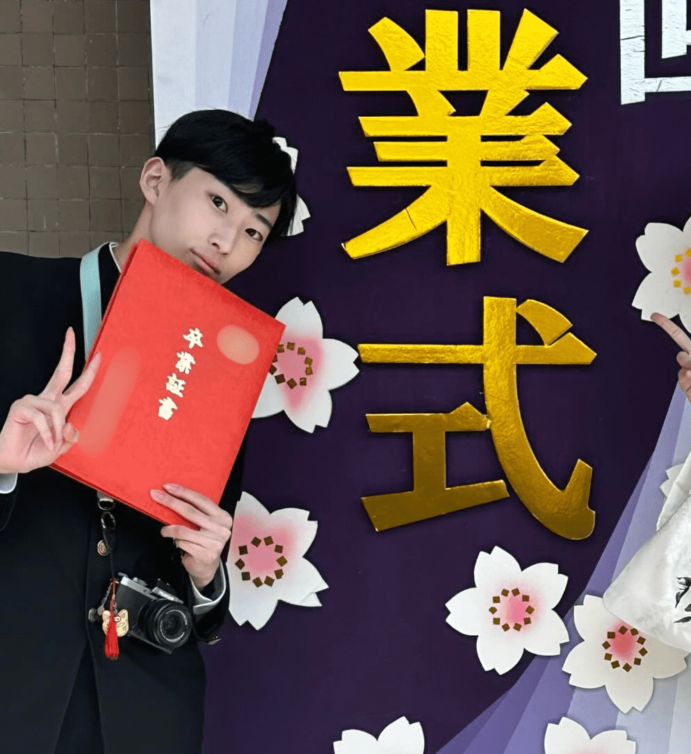 卒業式で…中学生息子と一緒に写真を撮る母　「お姉ちゃんと弟みたい」と言われた様子に…「おや…こ…？！」「お母さん美しすぎる」「信じられない…」