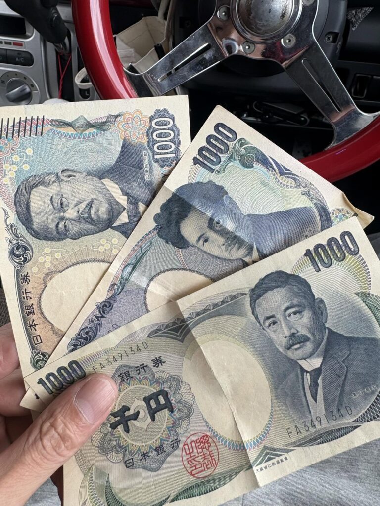 お釣りに受け取った3枚の1000円札（＠hirorin_nekoさんより提供）