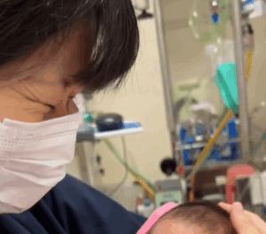 「こんな態度悪い赤ちゃんいる…？」ママが抱っこした瞬間“まさかの光景”に「ワルすぎる〜w」「グッジョブすぎですw」「態度の悪いのがこんなに可愛いなんて」