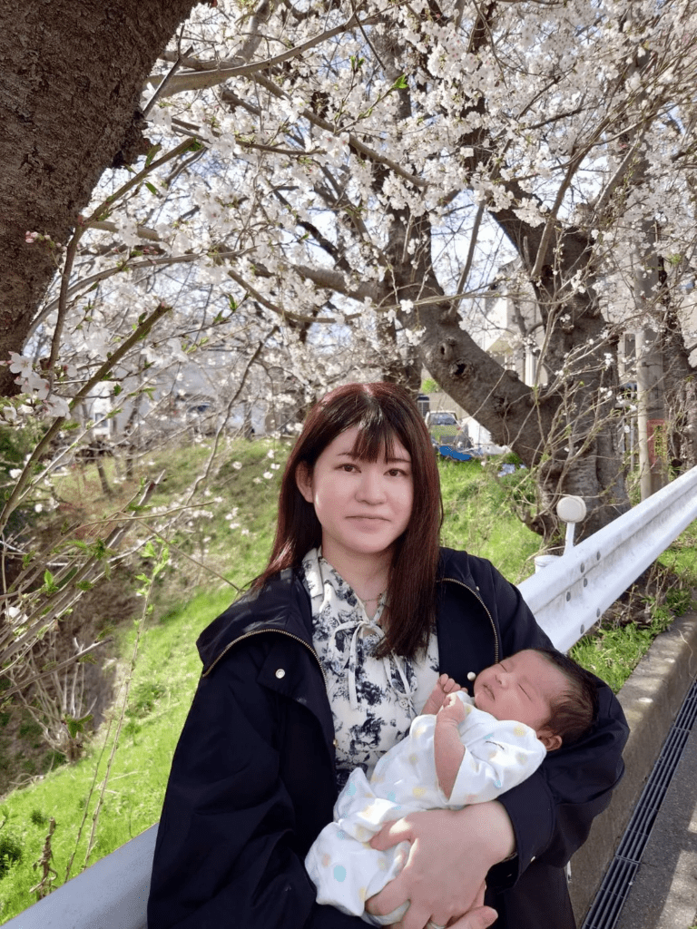 娘さんを抱っこするママさん（＠tsubo.and.mariさんより提供）