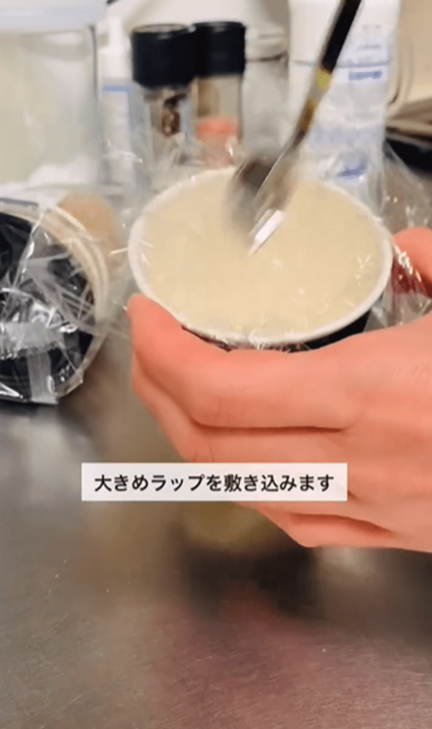コーヒーカップ弁当を作っているところ②（＠pan_atelier_fika2023さんより提供）