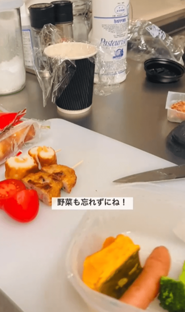コーヒーカップ弁当を作っているところ⑤（＠pan_atelier_fika2023さんより提供）
