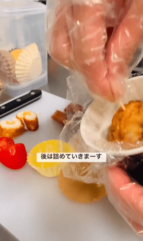 コーヒーカップ弁当を作っているところ⑥（＠pan_atelier_fika2023さんより提供）