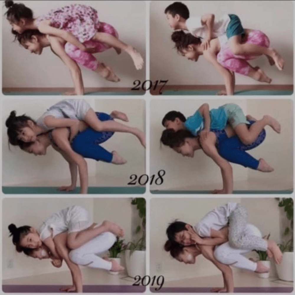 母の日恒例のヨガポーズ①（＠saho_yogaさんより提供）