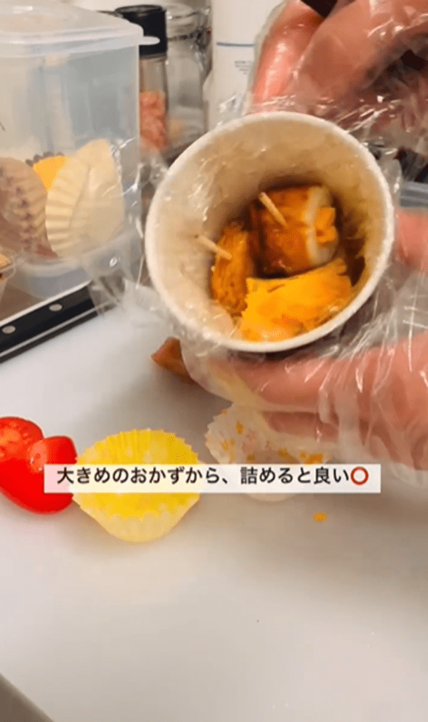 コーヒーカップ弁当を作っているところ⑦（＠pan_atelier_fika2023さんより提供）