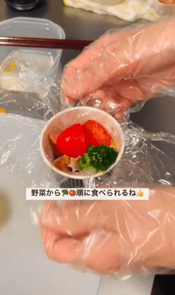 コーヒーカップ弁当を作っているところ⑧（＠pan_atelier_fika2023さんより提供）