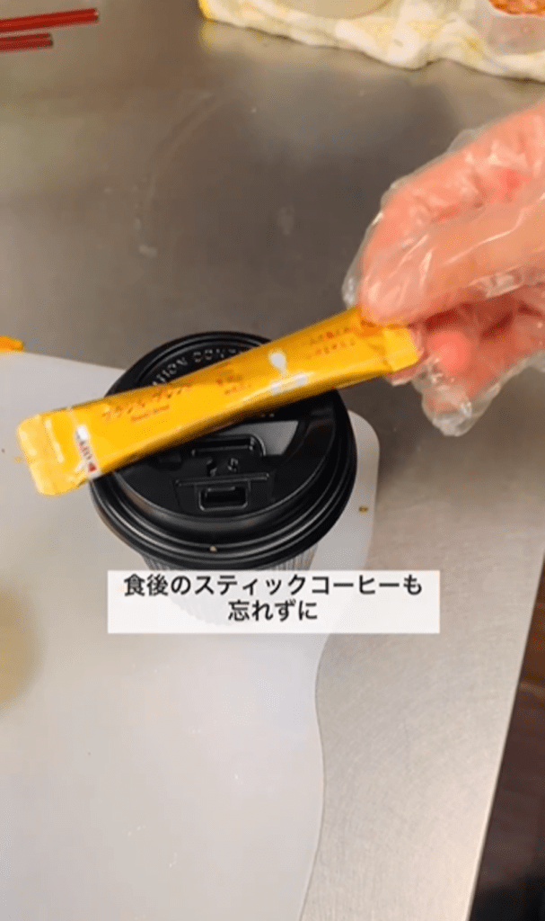 コーヒーカップ弁当を作っているところ⑨（＠pan_atelier_fika2023さんより提供）