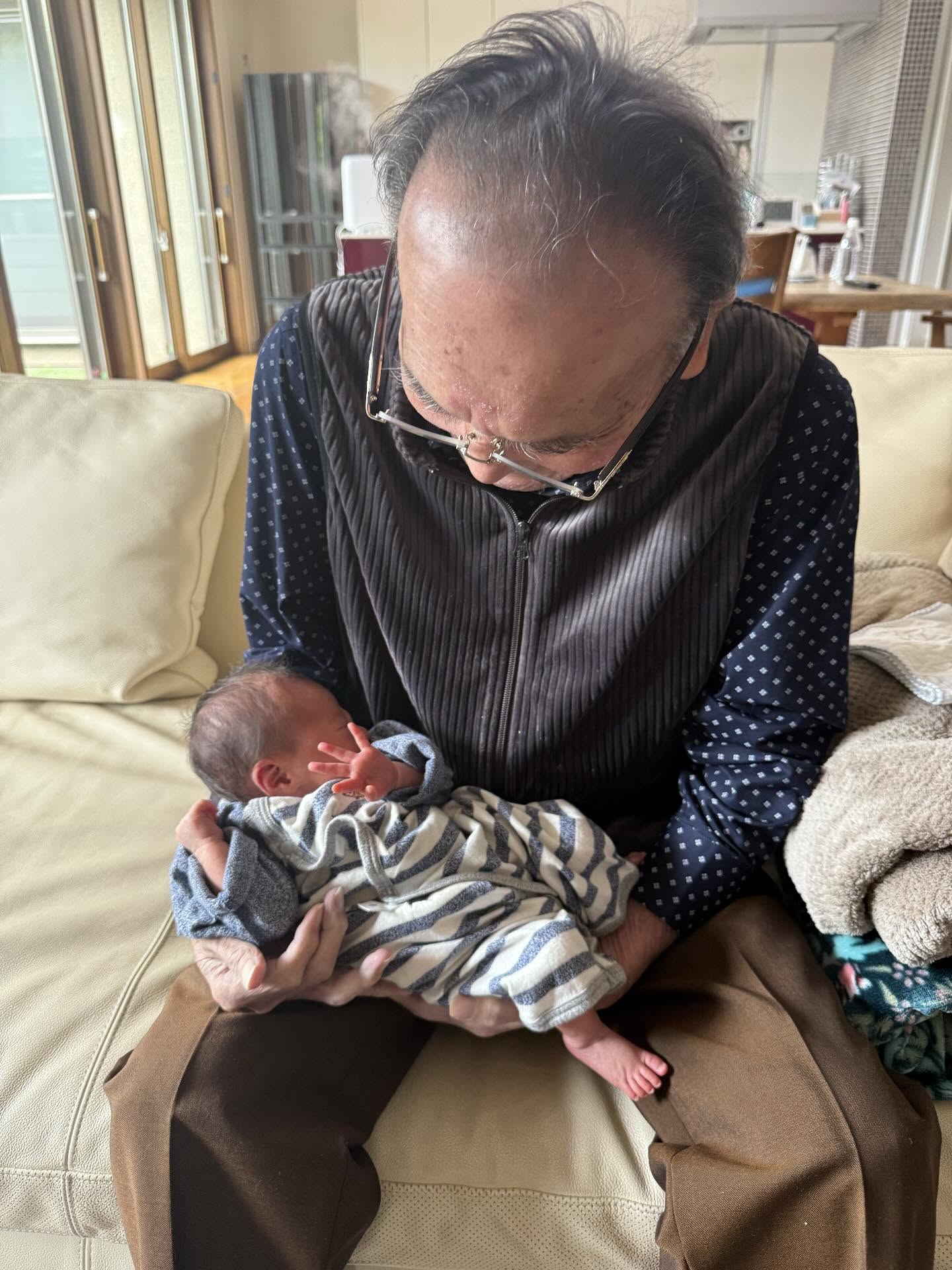 ひ孫を抱っこする92歳のひいじいじ　2人の間に起きた奇跡に…「すごー！！！」「奇跡のご縁」「なんと幸せな」