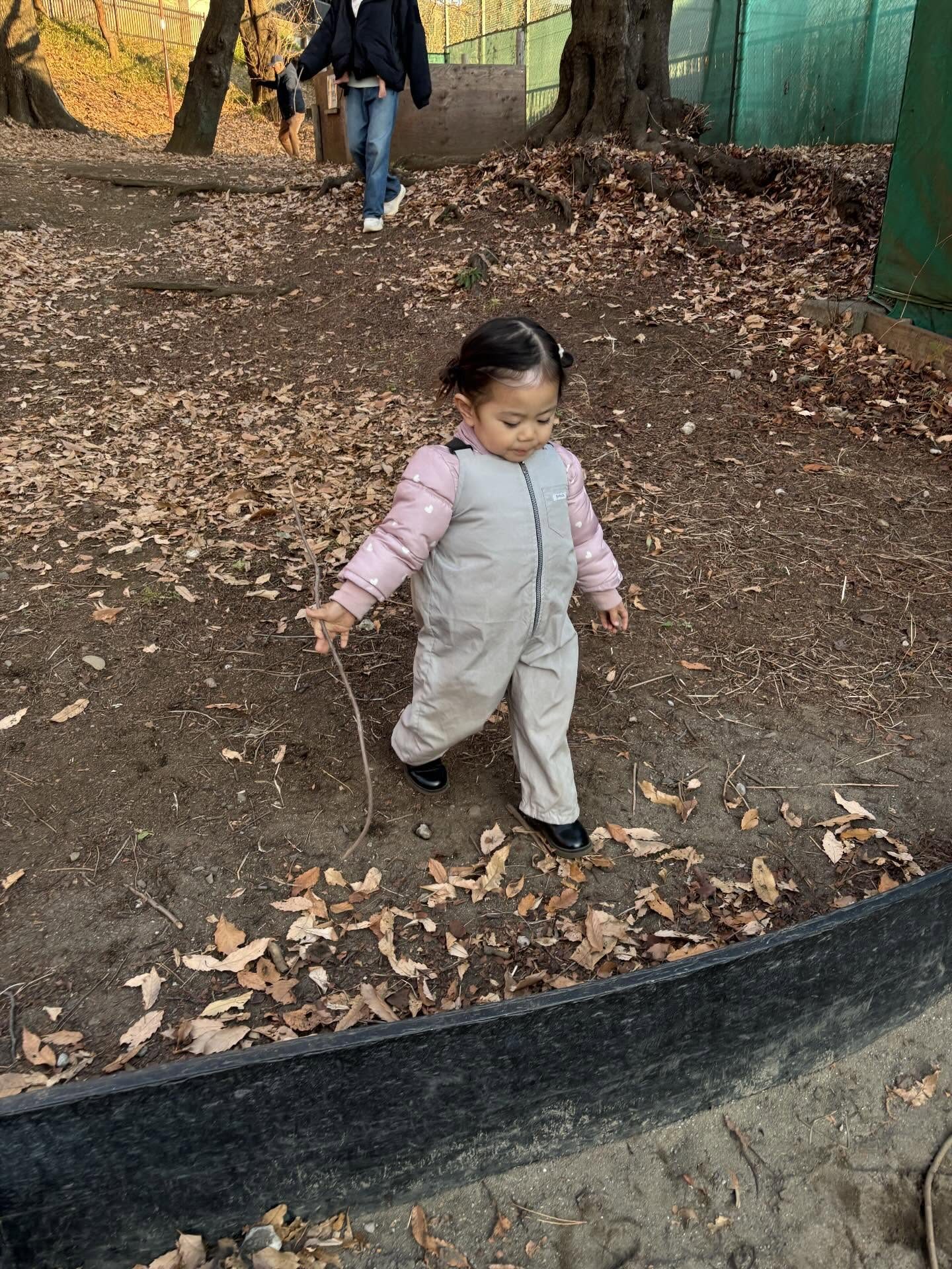 公園で…妻「子どもって木の棒好きだね～」しかしその後、妻が目撃した光景に「爆笑」「次の勇者に」
