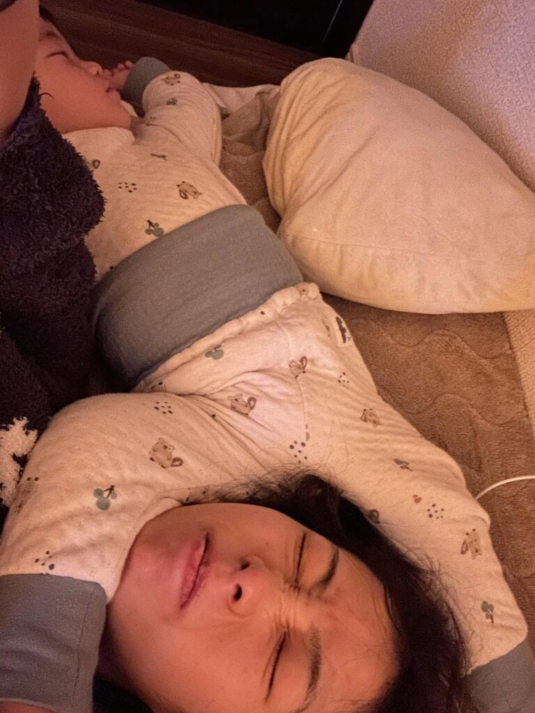 息子さんの寝相（＠___yamepi_さんより提供）