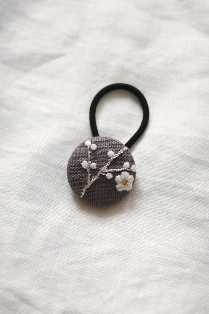 ママさん作の刺繍ヘアゴム①（＠mayumana0117さんより提供）