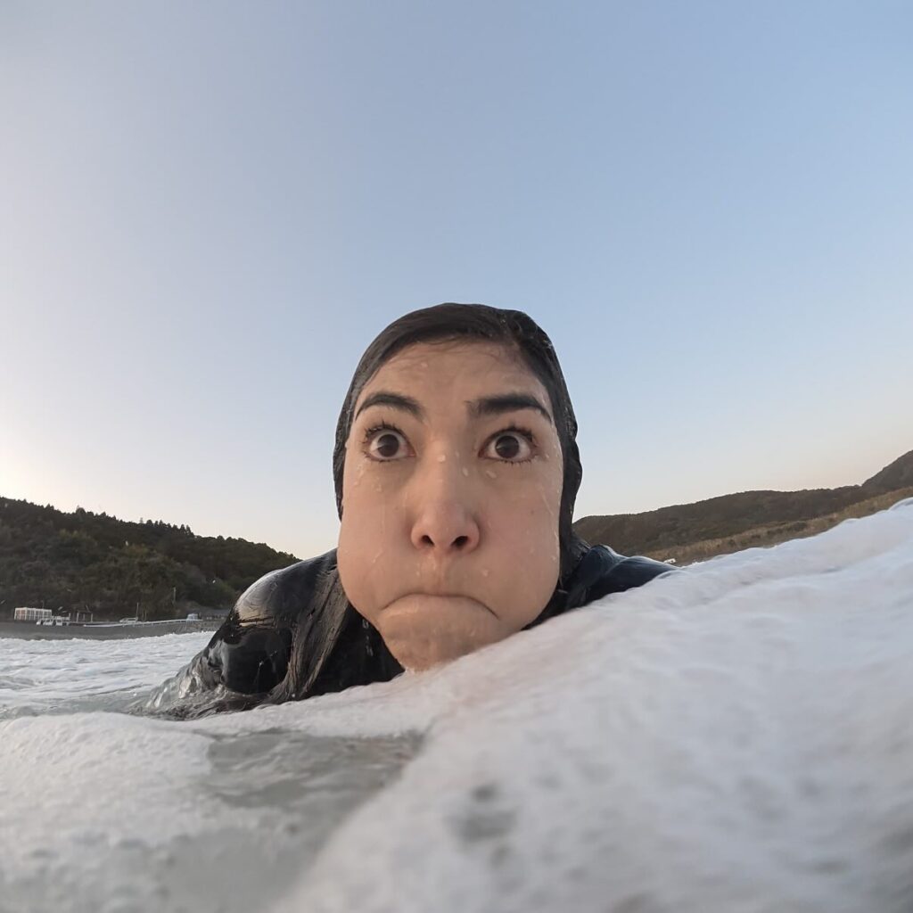 サーフィン中①（＠reyla__25さんより提供）