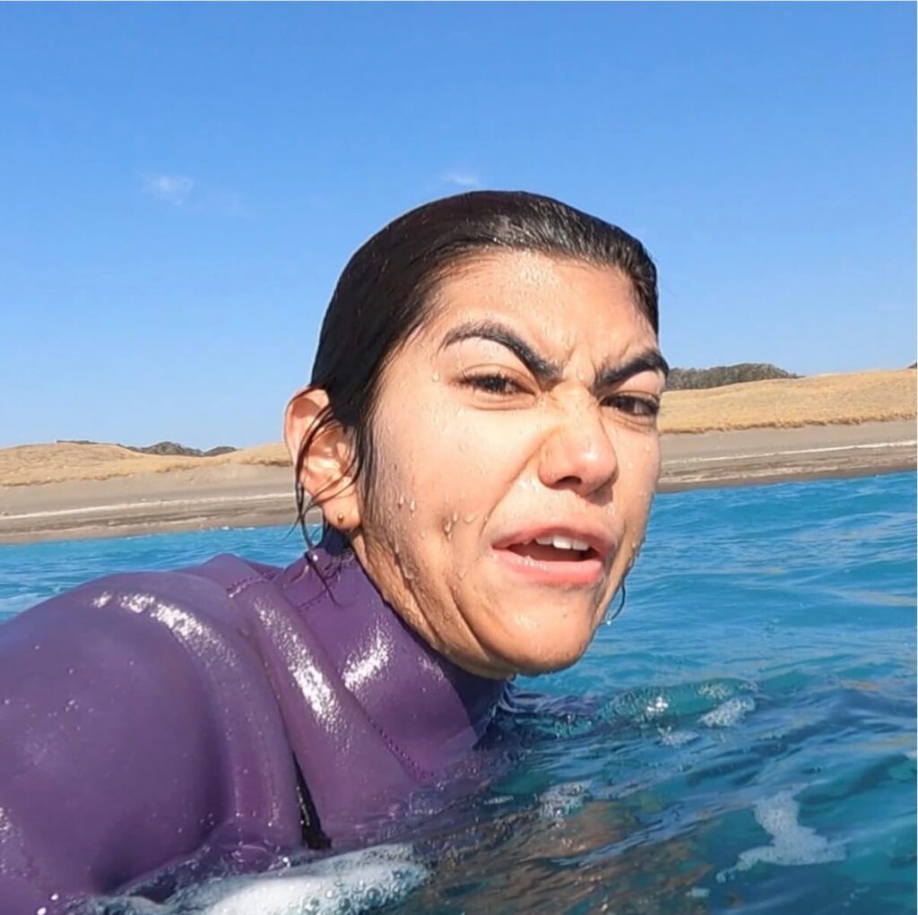 サーフィン中②（＠reyla__25さんより提供）