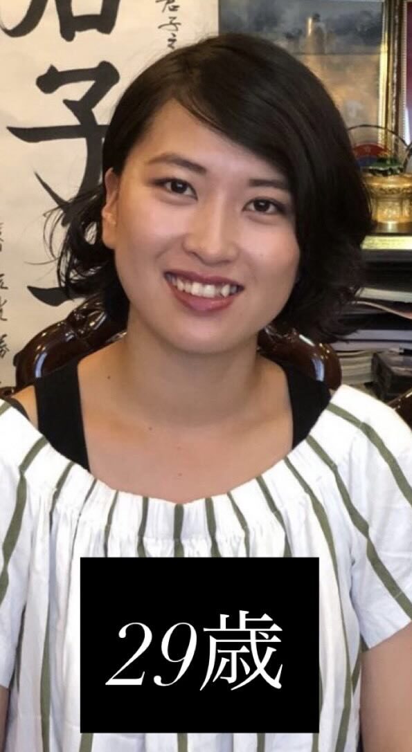 カメラに向かって微笑む29歳の女性。8年後の現在の姿に…「全然ちげええええ」「歳を重ねた方が綺麗」「別人に見えます」